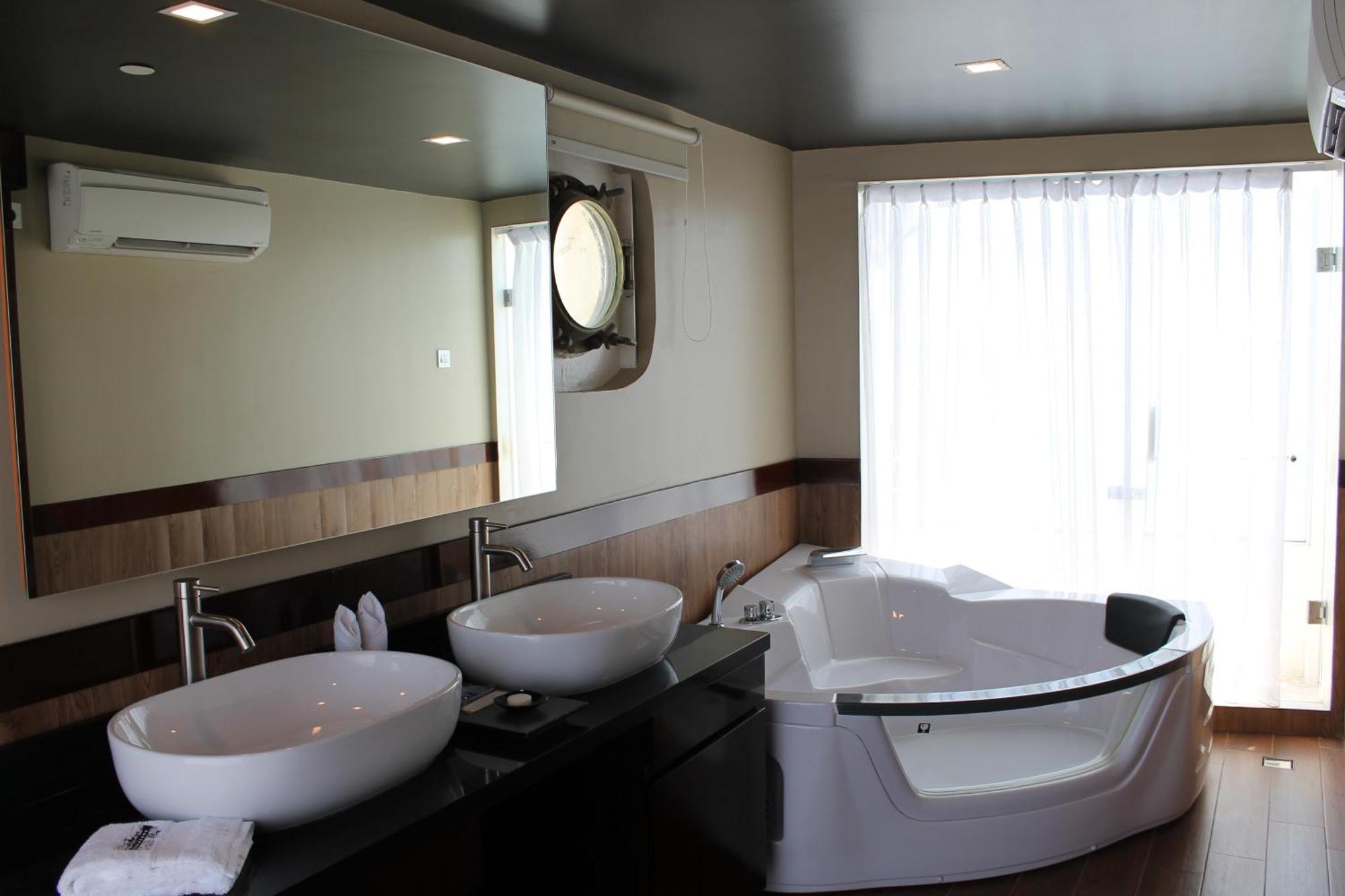 Doulos Phos The Ship Hotel لاغويْ الغرفة الصورة