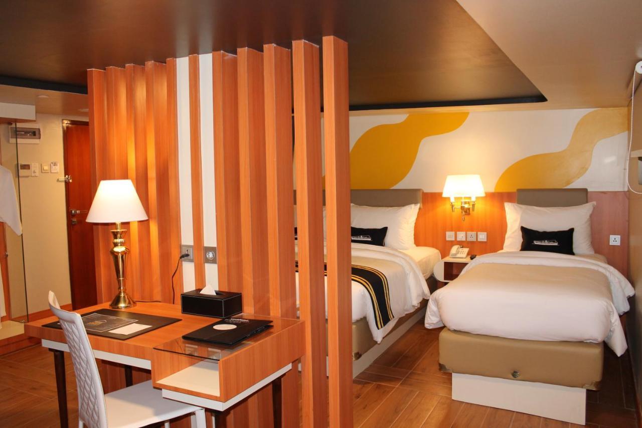 Doulos Phos The Ship Hotel لاغويْ المظهر الخارجي الصورة